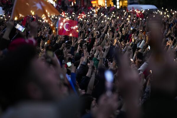 Partidarios de Erdogan ante la residencia presidencial en Estambul tras el anuncio de los resultados de la votación. - Sputnik Mundo