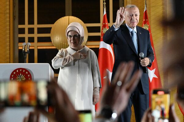 El mundo entero, sin exagerar, siguió las elecciones turcas, y el resultado, subrayaron los analistas, no fue nada satisfactorio para los países occidentales descontentos con el rumbo independiente de la política exterior de Erdogan. En la foto: el presidente turco, Recep Tayyip Erdogan, y su esposa, Emine Erdogan, delante del palacio presidencial en Ankara. - Sputnik Mundo