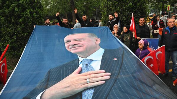 Simpatizantes del actual presidente turco, Recep Tayyip Erdogan, ante la sede del partido gobernante, el Partido de la Justicia y el Desarrollo, el 28 de mayo  - Sputnik Mundo