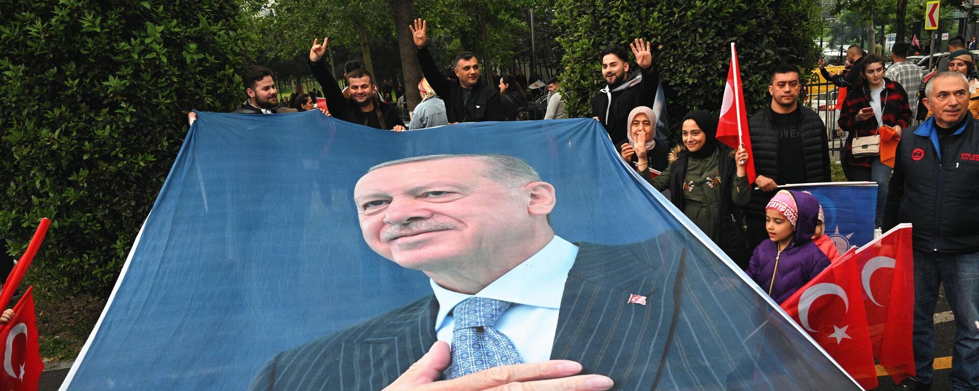Simpatizantes del actual presidente turco, Recep Tayyip Erdogan, ante la sede del partido gobernante, el Partido de la Justicia y el Desarrollo, el 28 de mayo  - Sputnik Mundo, 1920, 30.05.2023