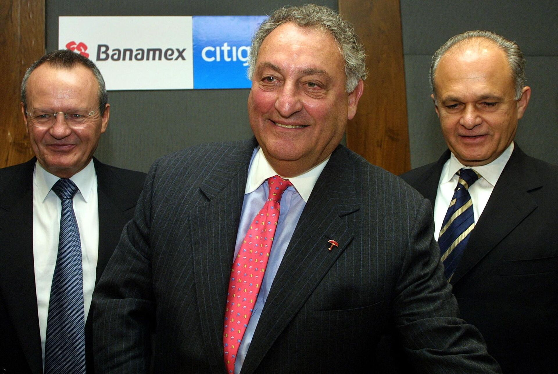 De izquierda a derecha: el presidente y director de Banamex, Roberto Hernández, el titular de Citigroup, Sandy Weill, y el líder del Grupo Financiero Banamex-Accival, Alfredo Harp Helú, en 2001. - Sputnik Mundo, 1920, 30.05.2023