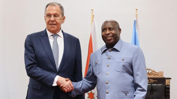 Serguéi Lavrov, ministro de Asuntos Exteriores de Rusia, y el presidente delBurundi, Évariste Ndayishimiye, el 30 de mayo de 2023  - Sputnik Mundo