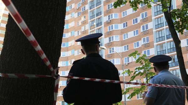 ARCHIVO - Policías ante un edificio residencial afectado por un ataque con drones en la calle Profsoyuznaya de Moscú - Sputnik Mundo