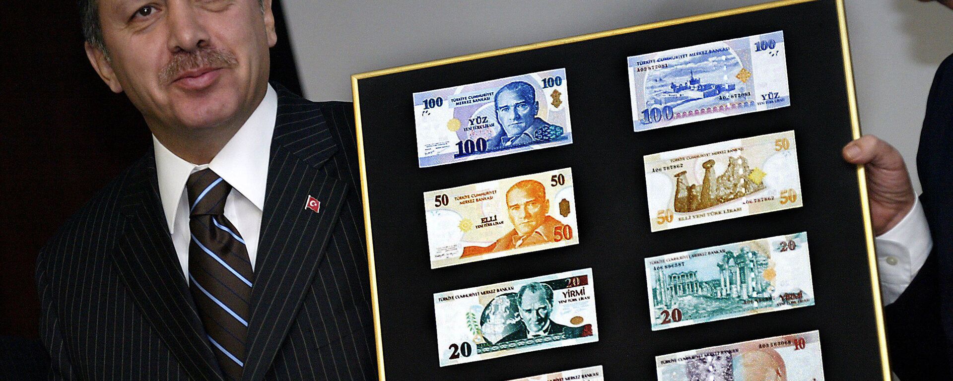 Recep Tayyip Erdogan, presidente de Turquía, sostiene un tablero con las muestras de liras turcas - Sputnik Mundo, 1920, 31.05.2023