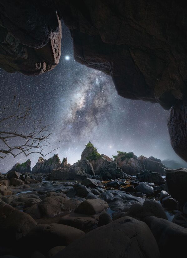 La imágen de Gigi Hiu Brillo en la oscuridad, del fotógrafo indonesio Gary Bhaztara. - Sputnik Mundo