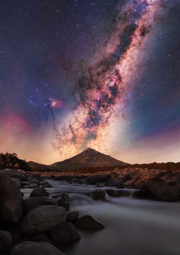 La Vía Láctea se eleva sobre el río Stony y la montaña Taranaki del neozelandés Brendan Larsen. - Sputnik Mundo