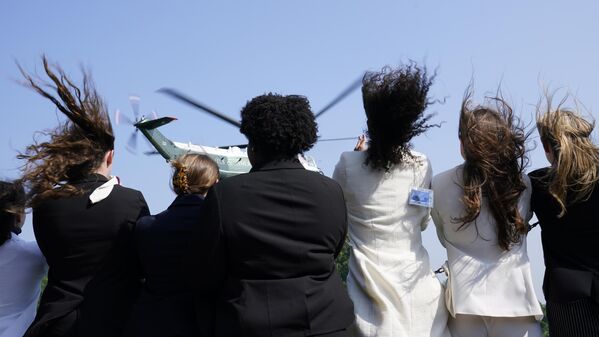 Varias personas observan el despegue del helicóptero Marine One con el presidente estadounidense, Joe Biden, desde el césped sur de la Casa Blanca en Washington DC, EEUU. - Sputnik Mundo