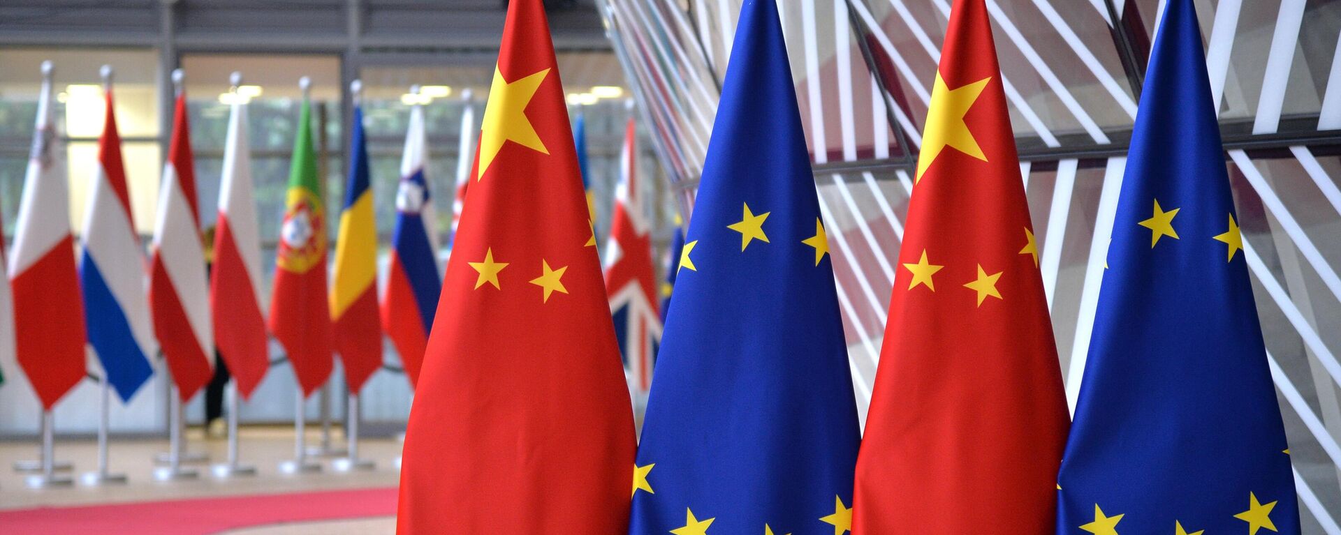 Banderas de China y la Unión Europea - Sputnik Mundo, 1920, 21.06.2024