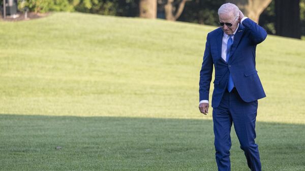 Joe Biden, presidente de EEUU, tras golpearse la cabeza al salir del helicóptero en el jardín de la Casa Blanca - Sputnik Mundo
