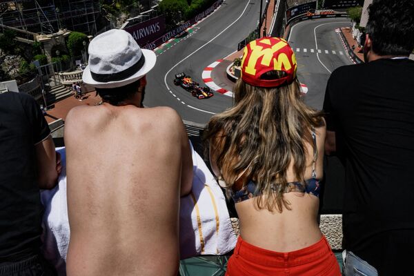 Espectadores observan la actuación del piloto mexicano Sergio Pérez durante la tercera sesión de entrenamientos del Gran Premio de Mónaco de Fórmula Uno, en Mónaco. - Sputnik Mundo