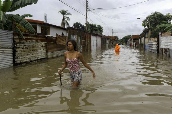 Inundaciones en la ciudad de Valencia, en el norte de Venezuela. - Sputnik Mundo