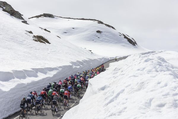 Participantes en la carrera ciclista Tour de Noruega en el paso de Suleskard en Rysstad, Noruega. - Sputnik Mundo