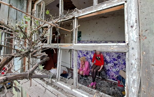 Residentes de una casa en Górlovka, en república popular de Donetsk, afectada por un bombardeo de las FFAA ucranianas que mató a un civil. - Sputnik Mundo