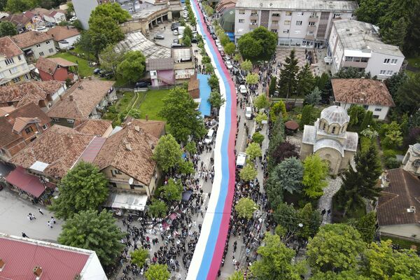 Una bandera serbia gigante desplegada por serbios étnicos durante una protesta en Zvecan, norte de Kosovo. - Sputnik Mundo