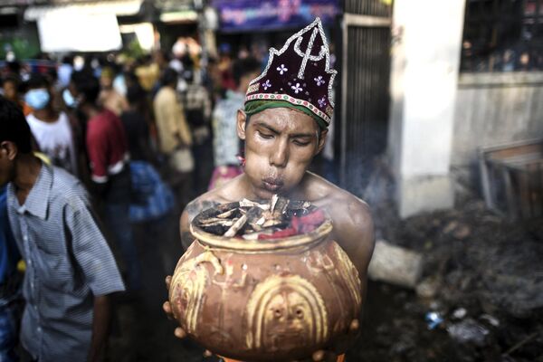 Un participante en el festival hindú de la caminata sobre carbón en Rangún, Birmania, se está preparando para actuar. - Sputnik Mundo