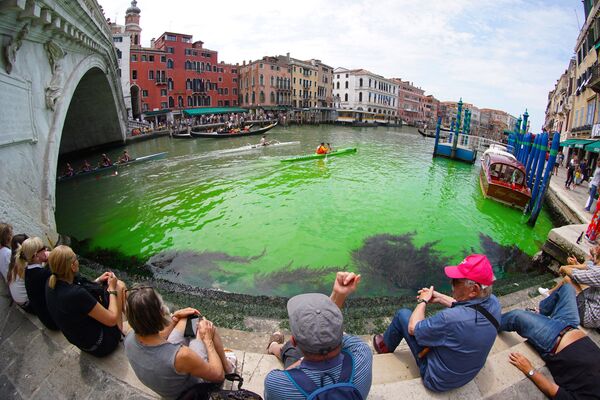 El agua del Gran Canal de Venecia se volvió repentinamente de color verde brillante. Resultó estar causado por la fluoresceína, una sustancia utilizada para comprobar los sistemas de tratamiento de aguas residuales. - Sputnik Mundo