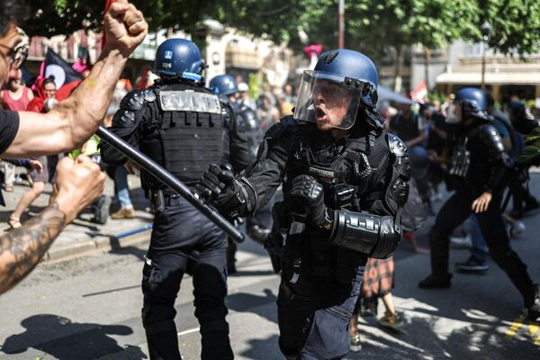 Manifestantes contra la reforma de las pensiones chocan con gendarmes durante la 25 conferencia de la Asociación de Pequeñas Ciudades de Francia en Millau, en el sur del país. - Sputnik Mundo