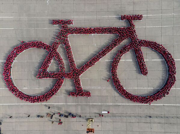 Miles de personas forman la imagen más grande de una bicicleta para batir el récord Guinness en el parque O&#x27;Higgins en Santiago de Chile. - Sputnik Mundo