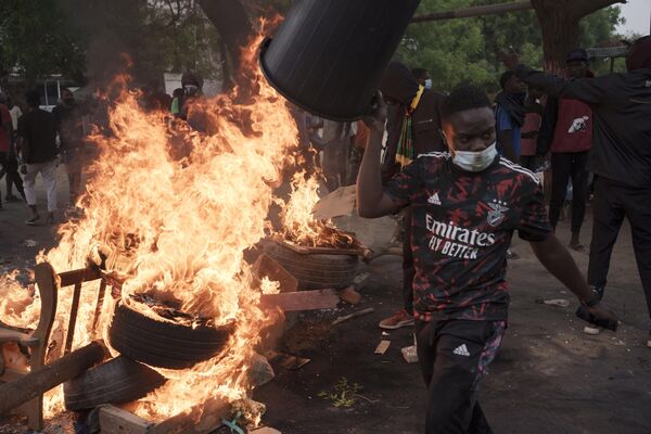 Barricada en llamas durante una manifestación de apoyo al líder de la oposición Ousmane Sonko en Dakar, Senegal. - Sputnik Mundo