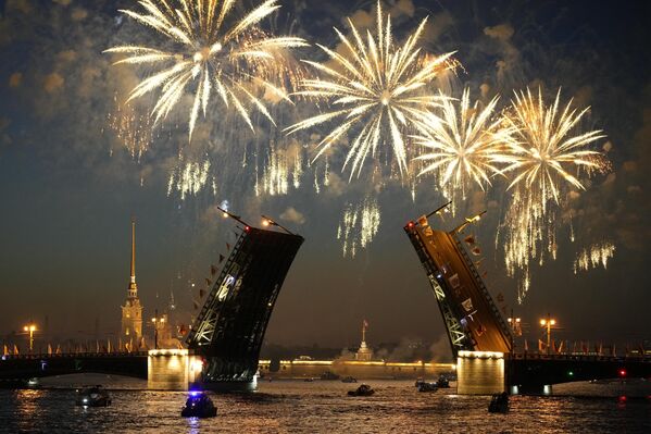Fuegos artificiales sobre el Puente del Palacio durante la celebración del 320 aniversario de la fundación de San Petersburgo, Rusia. - Sputnik Mundo