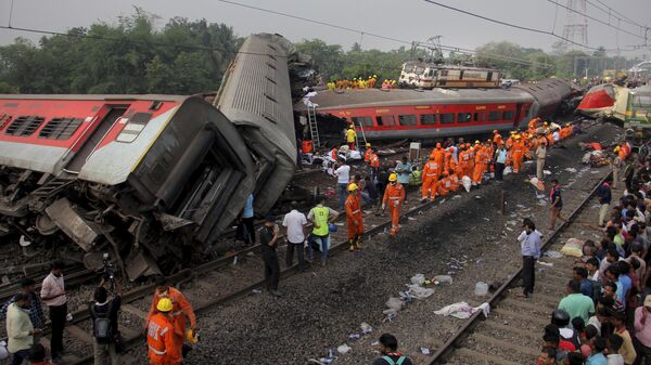 La colisión de trenes en el noreste de la India - Sputnik Mundo