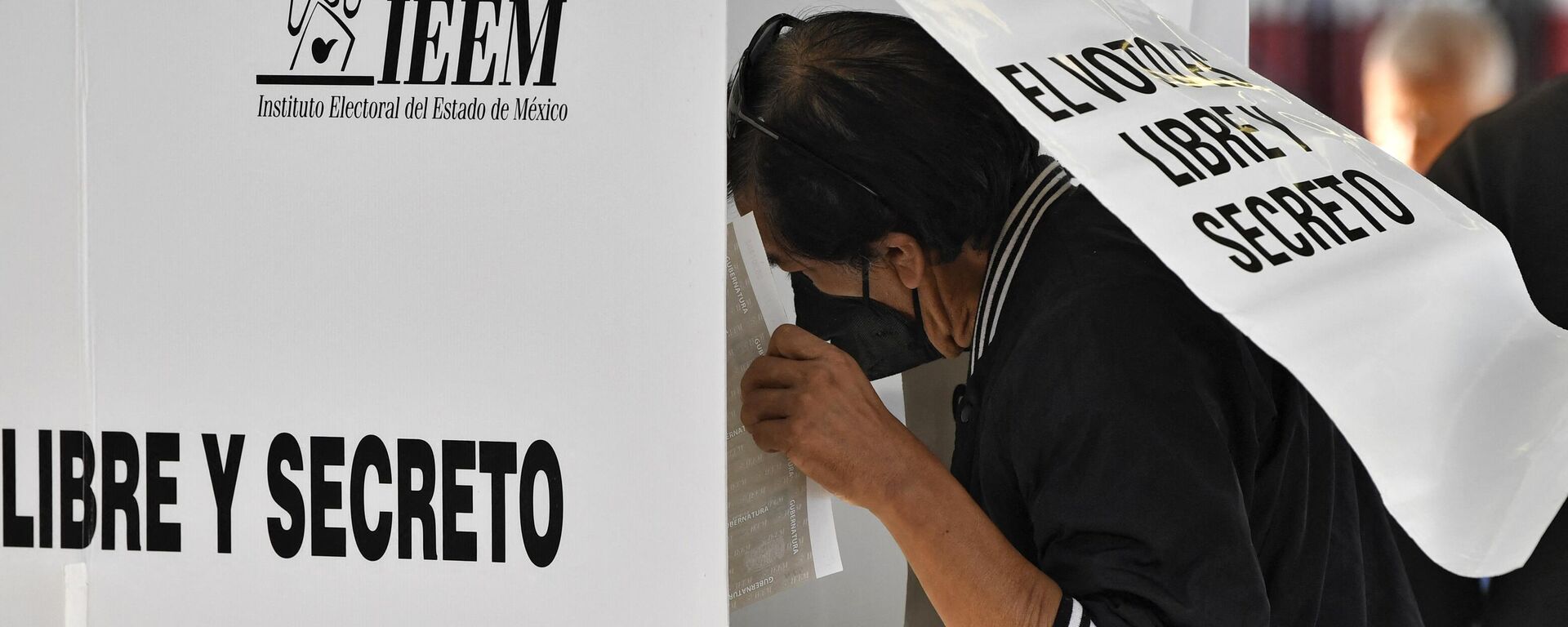 Un hombre vota en una casilla en las elecciones del Estado de México, en junio de 2023 - Sputnik Mundo, 1920, 04.06.2023
