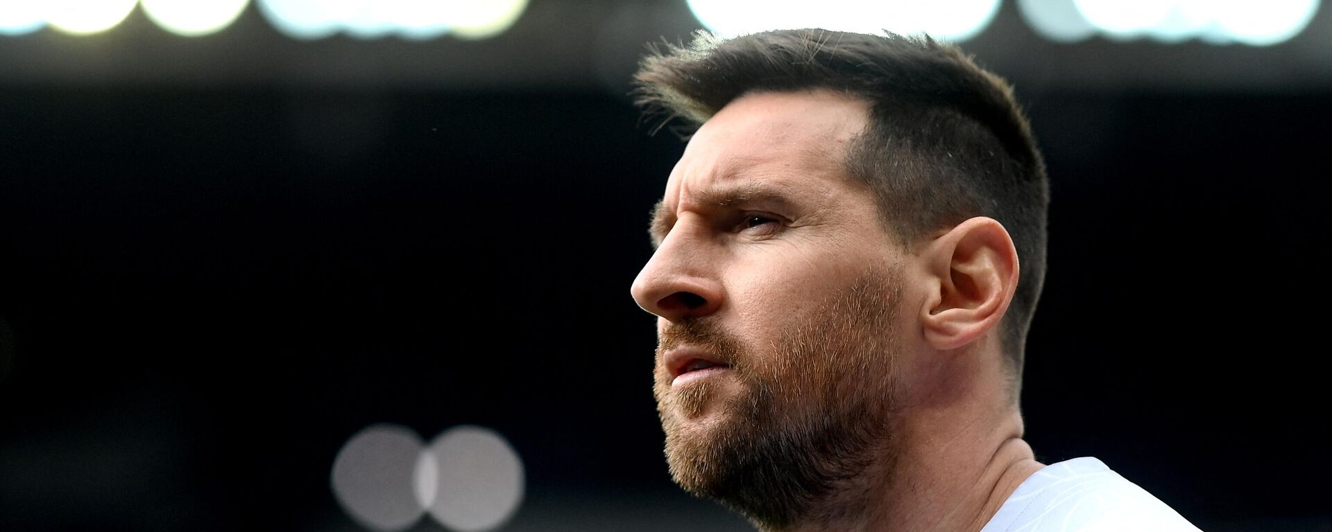 El delantero argentinoLionel Messi mira mientras calienta antes del partido de fútbol de la L1 francesa entre el París Saint-Germain (PSG) y el FC Lorient, el 30 de abril de 2023.   - Sputnik Mundo, 1920, 07.06.2023