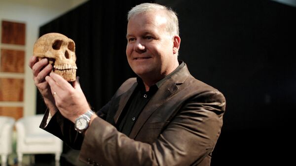 Lee Berger, paleoantropólogo presenta varios especímenes de Homo naledi (archivo) - Sputnik Mundo
