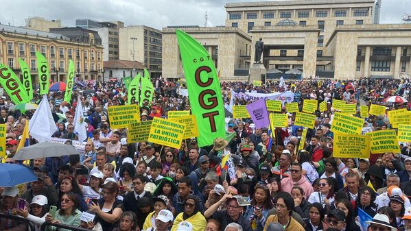 Miles de personas marchan en Colombia para respaldar las reformas sociales de Gustavo Petro - Sputnik Mundo