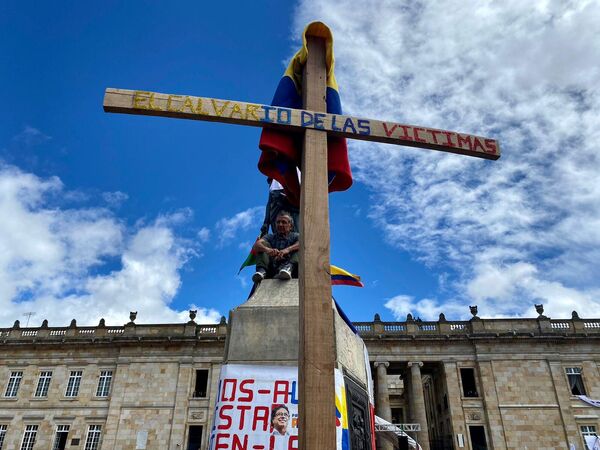 Miles de personas marchan en Colombia para respaldar las reformas sociales de Gustavo Petro - Sputnik Mundo