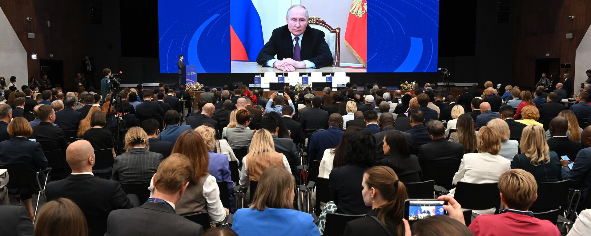 Vladímir Putin, presidente de Rusia, durante su videomensaje al Foro Internacional de Ministros de Educación Formando el futuro - Sputnik Mundo, 1920, 08.06.2023