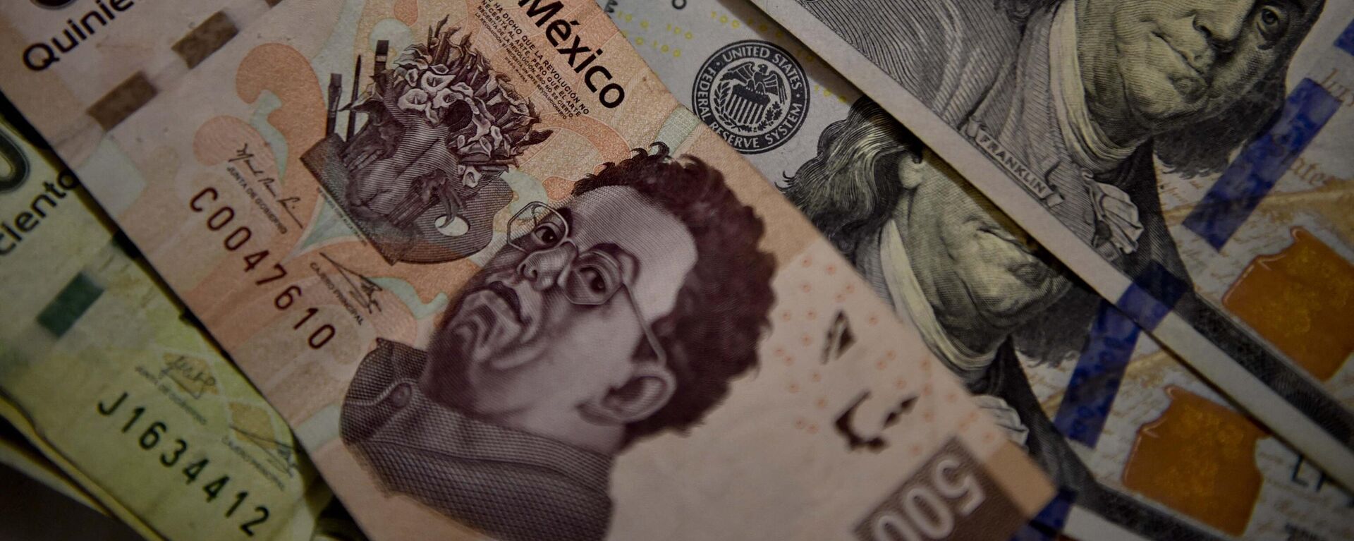 El peso mexicano está en un nivel menor a las 18 unidades por dólar. - Sputnik Mundo, 1920, 06.05.2024