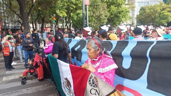 Ciudadanos y organizaciones protestaron en la Ciudad de México contra agresiones paramilitares en Chiapas. - Sputnik Mundo