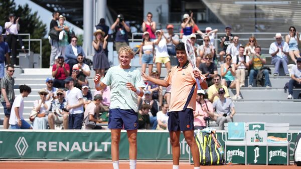El tenista ruso Yaroslav Diomin y mexicano Rodrigo Pacheco tras ganar torneo junior de Roland Garros - Sputnik Mundo