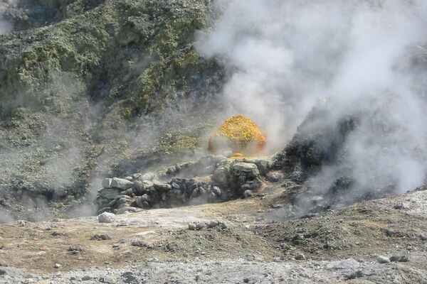 El sulfuro en el cráter Solfatara, Campi Flegrei, Italia - Sputnik Mundo