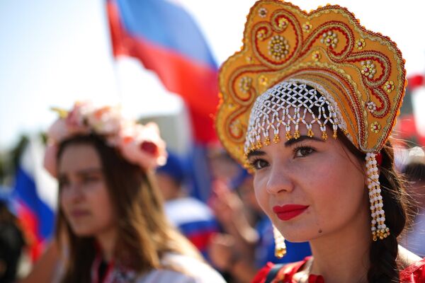 Una participante en los actos festivos dedicados al Día de la Bandera Estatal de la Federación de Rusia en Krasnodar. - Sputnik Mundo