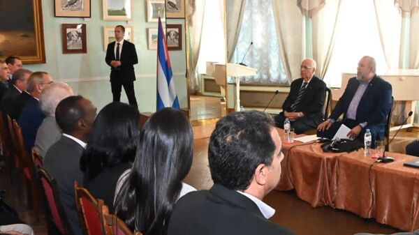 El primer ministro de Cuba, Manuel Marrero, se reunió con los integrantes de la misión estatal cubana en Rusia, el 12 de junio de 2023 - Sputnik Mundo