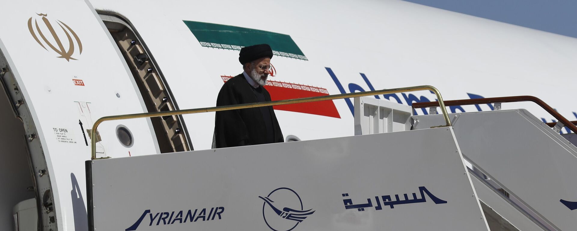 El presidente iraní, Ebrahim Raisi, baja del avión a su llegada al aeropuerto de Damasco, Siria, el 3 de mayo de 2023. - Sputnik Mundo, 1920, 23.12.2023