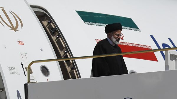 El presidente iraní, Ebrahim Raisi, baja del avión a su llegada al aeropuerto de Damasco, Siria, el 3 de mayo de 2023. - Sputnik Mundo