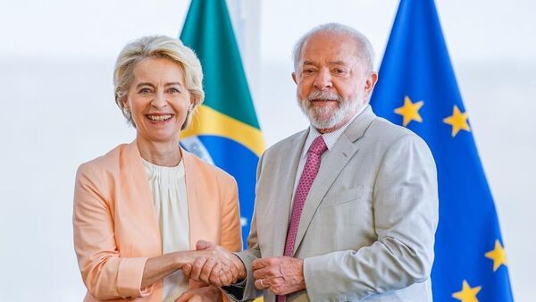 La presidenta de la Comisión Europea, Ursula von der Leyen, y el presidente de Brasil, Lula da Silva - Sputnik Mundo