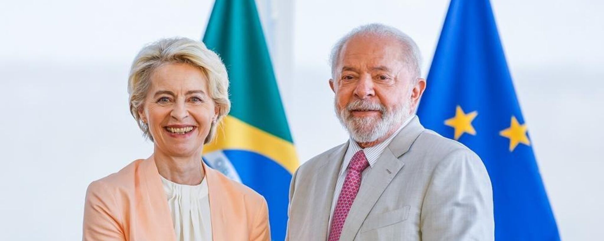 La presidenta de la Comisión Europea, Ursula von der Leyen, y el presidente de Brasil, Lula da Silva - Sputnik Mundo, 1920, 12.06.2023