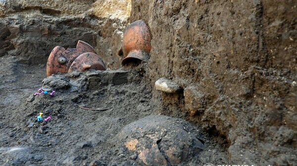 Entierro infantil prehispánico hallado en excavación  - Sputnik Mundo