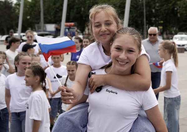 En todo el país se celebran fiestas y festivales a gran escala.En la foto: celebración del Día de Rusia en Mariúpol. - Sputnik Mundo