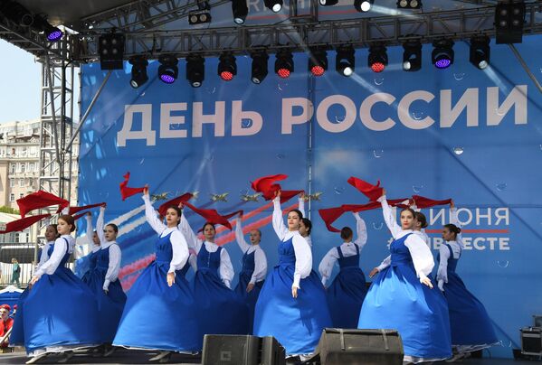 El Día de Rusia es una festividad que une a la población multinacional del país y a los ciudadanos rusos en el extranjero. En la foto: participantes en un concierto del Día de Rusia en la ciudad portuaria rusa de Vladivostok. - Sputnik Mundo