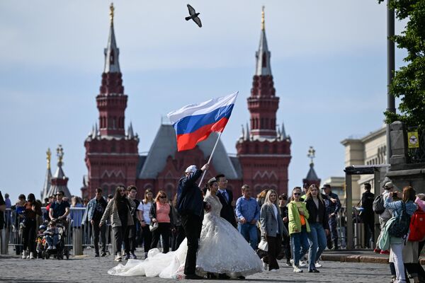 Recién casados el Día de Rusia en la Plaza Roja de Moscú. - Sputnik Mundo