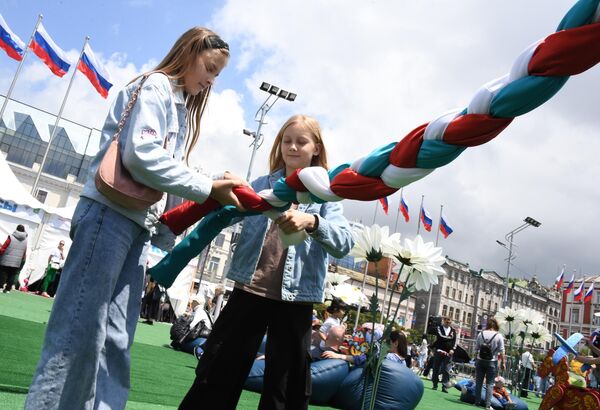 Participantes en las celebraciones en Vladivostok. - Sputnik Mundo