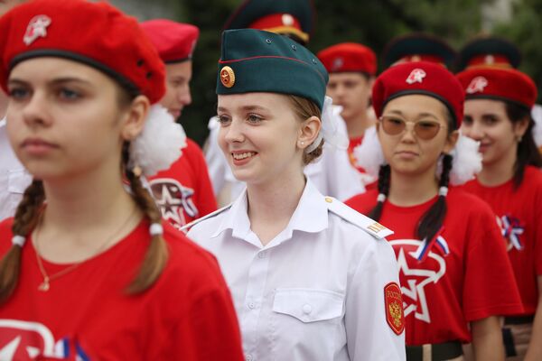 Miembros de organizaciones patrióticas infantiles y juveniles durante las festividades del Día de Rusia en Krasnodar. - Sputnik Mundo