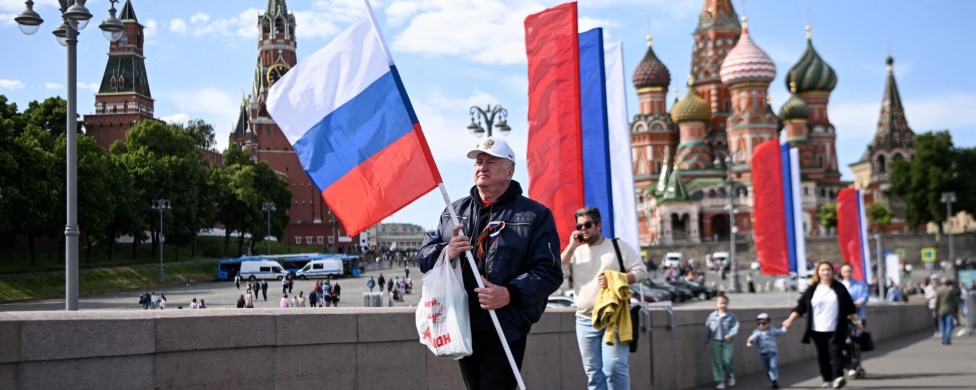 Мужчина с российским национальным флагом у Кремля в центре Москвы - Sputnik Mundo, 1920, 17.06.2023