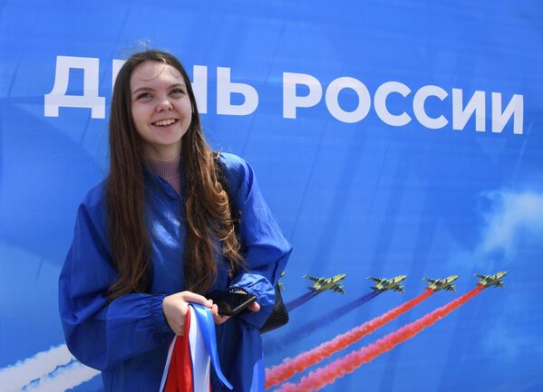 Una mujer asiste a un evento para celebrar el Día de Rusia en Vladivostok. - Sputnik Mundo