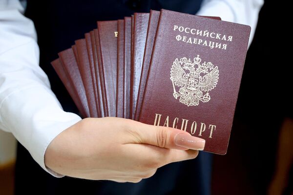 Pasaportes rusos en el centro para el Desarrollo de Iniciativas Juveniles de la República Popular de Donetsk antes de la ceremonia de entrega como parte de las celebraciones del Día de Rusia en Donetsk. - Sputnik Mundo